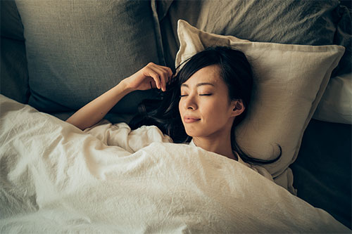 草花木果をつけて寝る女性